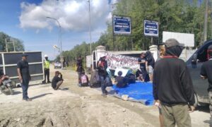 Ratusan nelayan Marangkayu gelar aksi unjuk rada menuntut ganti rugi dari PT Energi Unggul Perkasa (EUP), Rabu 14 Mei 2025 (dok: Fian/expresi)