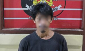 Pelaku KDRT, AA (38) saat digelandang ke Mako Polsek Loa Janan. (dok: Akbar/katakaltim).
