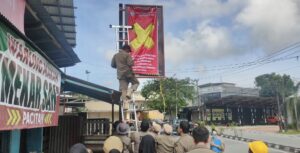 Satuan Polisi Pamong Praja (Satpol PP) Kota Balikpapan saat melakukan penertiban iklan dan reklame rokok di kawasan Jalan Sungai Ampal, Balikpapan Tengah, Rabu (15/5/2025). (Dok: hlm/katakaltim)