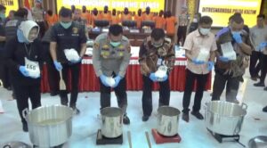 Kapolda Kaltim Irjen Pol Endar Priantoro didampingi Direskoba Polda Kaltim Kombes Pol Arif Bestari dan dihadiri perwakilan BNN, Kejaksaan Negeri dan Pengadilan Negeri Kota Balikpapan saat melakukan pemusnahan barang bukti narkoba, Jumat (16/5/2025). (Dok: hlm/katakaltim)