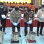 Kapolda Kaltim Irjen Pol Endar Priantoro didampingi Direskoba Polda Kaltim Kombes Pol Arif Bestari dan dihadiri perwakilan BNN, Kejaksaan Negeri dan Pengadilan Negeri Kota Balikpapan saat melakukan pemusnahan barang bukti narkoba, Jumat (16/5/2025). (Dok: hlm/katakaltim)