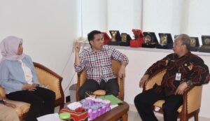 Anggota Pansus Pembahas LKPJ Gubernur Kaltim tahun anggaran 2024, Muhammad Husni Fahruddin (tengah) saat melakukan konsultasi di Kemendagri, Kamis 15 Mei 2025 (dok: Humas DPRD Kaltim)