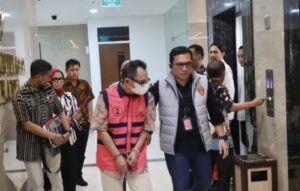 Kejaksaan Tinggi (Kejati) Daerah Khusus Jakarta saat membawa tersangka EF yang diduga terlibat dalam korupsi proyek fiktif di PT. Telkom Indonesia, Jumat 16 Mei 2025 (dok: @kejati_dkijakarta)