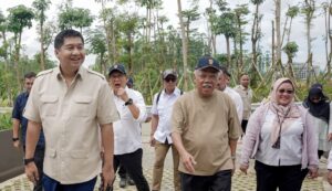 Menteri Perumahan dan Kawasan Permukiman (PKP), Maruarar Sirait (kiri) meninjau beberapa pekerjaan pembangunan di Ibu Kota Negara (IKN), Sabtu (17/5/2025). (Dok: Otorita IKN)