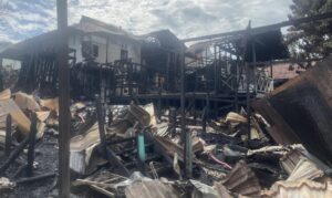 Sejumlah rumah dilalap api di kawasan di Jalan Danau Melintang RT 37, Desa Swarga Bara, Sangatta Utara, pada Senin 19 Mei 2025 (dok: Cca/katakaltim)