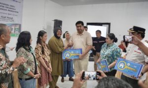 Menteri Perumahan dan Kawasan Pemukiman (PKP) Maruarar Sirait serahkan kunci rumah subsidi di Balikpapan, Minggu 18 Mei 2025 (dok: hlm/katakaltim)