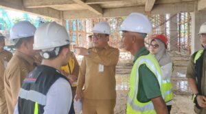 Wakil Wali Kota Balikpapan Bagus Susetyo saat meninjau progres pembangunan gedung baru DP3 dan Disdag Kota Balikpapan, Senin 19 Mei 2025 (dok: Hlm/katakaltim)