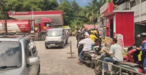 Kondisi antrean kendaraan di SPBU Kota Balikpapan untuk mendapatkan BBM jenis Pertamax, Senin (19/5/2025). (Dok: hlm/katakaltim)