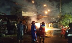 Para petugas memadamkan api yang membakar angkot, Senin 19 Mei 2025, malam (dok: hlm/katakaltim)