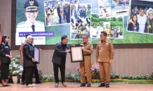 Pemuda Kutim Hebat baru saja memberikan penghargaan kepada Bupati Kutai Timur, Ardiansyah Sulaiman, dengan menyematkan gelar “Bapak Pembangunan Desa”. (Dok: Salsabila/katakaltim)