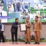 Pemuda Kutim Hebat baru saja memberikan penghargaan kepada Bupati Kutai Timur, Ardiansyah Sulaiman, dengan menyematkan gelar “Bapak Pembangunan Desa”. (Dok: Salsabila/katakaltim)