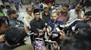 Wali Kota Balikpapan Rahmad Mas’ud, didampingi Executive General Manager Pertamina Patra Niaga Regional Kalimantan, Alexander Susilo dan pejabat di lingkungan Pemkot Balikpapan turun langsung ke lapangan untuk melihat aktvitas warga yang tengah melakukan pengisian BBM di sejumlah SPBU, Rabu (21/5/2025) malam. (Dok: hlm/katakaltim)