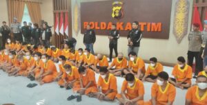 Polda Kaltim memperlihatkan para pelaku kejahatan premanisme, Jumat (23/5/2025). (Dok: hlm/katakaltim)