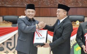 Wagub Kaltim Seno Aji saat menerima opini WTP dari BPK, berlangsung di Kantor DPRD Kaltim, Jumat 23 Mei 2025 (dok: Pemprov Kaltim)