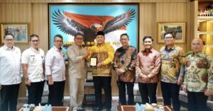 Ketua DPRD Kota Bontang Andi Faizal Sofyan Hasdam (ketiga dari kanan) berkunjung ke Kantor Staf Presiden (KSP) di Gedung Bina Graha, Jakarta (dok: Kantor Staf Kepresidenan)