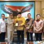 Ketua DPRD Kota Bontang Andi Faizal Sofyan Hasdam (ketiga dari kanan) berkunjung ke Kantor Staf Presiden (KSP) di Gedung Bina Graha, Jakarta (dok: Kantor Staf Kepresidenan)
