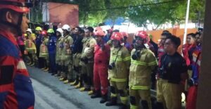 Sejumlah petugas saat memberi laporan terjadinya kebakaran di area gedung Dispopar Bontang (dok: Andi/katakaltim)