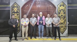 Tim Intelijen Kejaksaan Tinggi Kalimantan Timur dan Kejaksaan Negeri Samarinda, berhasil mengamankan buronan kasus korupsi, Wendy, (Dok: Kejati Kaltim)