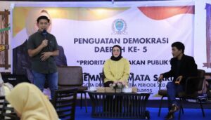 Ketua DPRD Kota Bontang, Andi Faizal Sofyan Hasdam (kiri) saat menjadi narasumber dalam sosialisasi penguatan demokrasi daerah, Sabtu 24 Mei 2025 (dok: Agu/katakaltim)