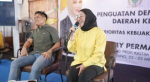 Anggota DPRD Kaltim, Shemmy Permata Sari saat menggelar sosialisasi penguatan demokrasi daerah, Sabtu 24 Mei 2025 (dok: Agu/katakaltim)