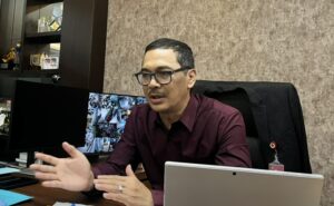 Kepala Dinas Kominfo Kaltim, Muhammad Faisal saat ditemui di ruangannya, Senin 26 Mei 2025 (dok: agu/katakaltim)
