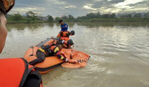 Tim SAR Gabungan menemukan anak bernama Muhamad Iksan (2 tahun), Rabu 28 Mei 2025. (Dok: hlm/katakaltim)