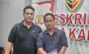 Saksi Nizar Firdaus didampingi pengacaranya Mardiansyah, usai menjalani pemeriksaan di Ditreskrimsus Polda Kaltim dalam kasus dalam kasus tambang galian c ilegal dan kerusakan lingkungan di eks Hotel Tirta Balikpapan, Selasa (27/5/2025). (Dok: hlm/katakaltim)