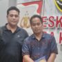 Saksi Nizar Firdaus didampingi pengacaranya Mardiansyah, usai menjalani pemeriksaan di Ditreskrimsus Polda Kaltim dalam kasus dalam kasus tambang galian c ilegal dan kerusakan lingkungan di eks Hotel Tirta Balikpapan, Selasa (27/5/2025). (Dok: hlm/katakaltim)