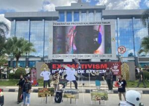 Sejumlah pendemo melakukan aksi di depan Kantor Gubernur Kaltim dalam momentum Hari Anti Tambang (dok: Ali/katakaltim)