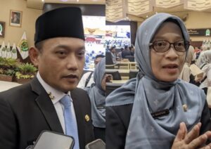 Wakil Gubernur Kaltim, Seno Aji dan Sekda Kaltim, Sri Wahyuni saat ditemui awak media di Kantor DPRD Kaltim, Rabu 28 Mei 2025 (dok: Ali/katakaltim)