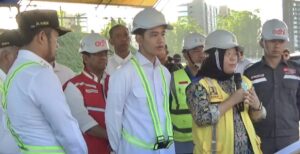 Wapres RI Gibran Rakabuming Raka saat meninjau Istana Wapres yang mengusung konsep berbasis kearifan lokal yang disebut “Huma Betang Umai” yang berarti “Rumah Panjang Ibu” dalam Bahasa Dayak, Rabu (28/5/2025). (Dok: hlm/katakaltim)