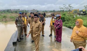 Wali Kota Balikpapan Rahmad Mas’ud meninjau langsung kondisi proyek Pembangunan Bendungan Pengendali (Bendali) DAS Ampal Hulu Selasa (27/5/2025). (Dok: hlm/katakaltim)