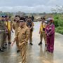 Wali Kota Balikpapan Rahmad Mas’ud meninjau langsung kondisi proyek Pembangunan Bendungan Pengendali (Bendali) DAS Ampal Hulu Selasa (27/5/2025). (Dok: hlm/katakaltim)