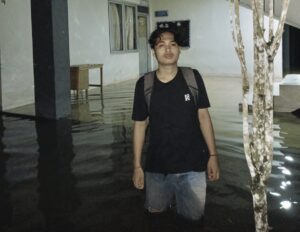 Ketua BEM FKIP Unmul saat meninjau langsung banjir di area fakultas, Selasa 27 Mei 2025 (dok: pribadi)