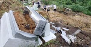 Makam ambrol di kawasan Jalan Suryanata, Kelurahan Air Putih, Kecamatan Samarinda Ulu, Kamis 29 Mei 2025 (dok: ITS Samarinda)