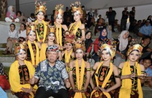 Kepala Otorita IKN Basuki bersama salah satu kelompok seni tari saat berfoto di sela-sela agenda Nusantara Cultural Festival (dok: OIKN)