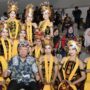 Kepala Otorita IKN Basuki bersama salah satu kelompok seni tari saat berfoto di sela-sela agenda Nusantara Cultural Festival (dok: OIKN)
