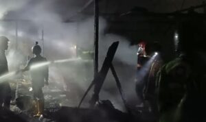 Api menghanguskan 1 rumah di Jalan Trikora, Rt. 22, Kelurahan Simpang Pasir, Kecamatan Palaran, Kota Samarinda, Sabtu, 31 Mei 2025, malam. (Dok: Ali/katakaltim)