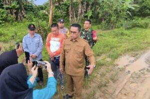 Wakil Bupati Kutim, Mahyunadi, tinjau langsung akses ke Desa Senambah Kecamatan Muara Bengkal. (dok: fuji/prokutim)