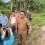 Wakil Bupati Kutim, Mahyunadi, tinjau langsung akses ke Desa Senambah Kecamatan Muara Bengkal. (dok: fuji/prokutim)