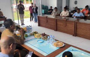 Wakil Bupati Kutim, Mahyunadi, pimpin rapat koordinasi terkait perbaikan infrastruktur jalan rusak di Desa Senambah Muara Bengkal (dok: Fuji/Prokutim)