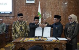 Raperda Trantibumlinmas resmi disepakati Pemkab Kutim diwakili Asisten Administrasi Umum Seskab Kutim Sudirman Latif, bersama Ketua DPRD Kutim Jimmi (dok:Prokutim)