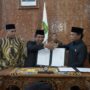 Raperda Trantibumlinmas resmi disepakati Pemkab Kutim diwakili Asisten Administrasi Umum Seskab Kutim Sudirman Latif, bersama Ketua DPRD Kutim Jimmi (dok:Prokutim)