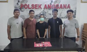 Pengedar sabu inisial KH (36) berserta barang bukti saat diamankan polisi. (dok: Akbar/katakaltim)