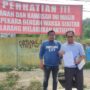 Kuasa hukum warga, Mardiansyah, dan salah seorang warga Heny saat berada di lokasi eks Hotel Tirta yang berada di Jalan Jenderal Ahmad Yani, Nomor 8, Kelurahan Mekarsari, Balikpapan Tengah setelah memasang spanduk untuk larangan melakukan segala bentuk kegiatan di lokasi tersebut karena masih dalam perkara, Selasa (6/5/2025). (Dok: hlm/katakaltim)