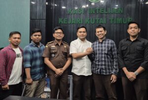 Kasi Intel Kejari Kutim, Rahadian Arif Wibowo (tiga dari kanan) bersama awak media Kutim (dok:ajkt)