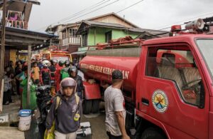 Mobil Tanki Pasukan Mencegah Kebakaran (PMK) dan unit Damkartan Samarinda saat mengevakuasi kebakaran di Kantor Bappeda Kaltim (dok: Ali/katakaltim)