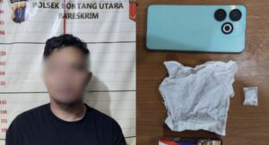 Tersangka pengedar narkoba di Kota Bontang beserta barang bukti yang diamankan pihak kepolisian (dok: Humas Polres Bontang)