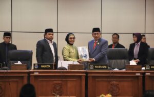 Wali Kota Bontang, Neni Moerniaeni (tengah) bersama Wakil Wali Kota Bontang, Agus Haris (kiri) dan Wakil Ketua DPRD Bontang, Maming (kanan) dalam rapur DPRD Bontang, Senin 2 Juni 2024 (dok: humas/katakaltim)