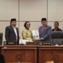 Wali Kota Bontang, Neni Moerniaeni (tengah) bersama Wakil Wali Kota Bontang, Agus Haris (kiri) dan Wakil Ketua DPRD Bontang, Maming (kanan) dalam rapur DPRD Bontang, Senin 2 Juni 2024 (dok: humas/katakaltim)